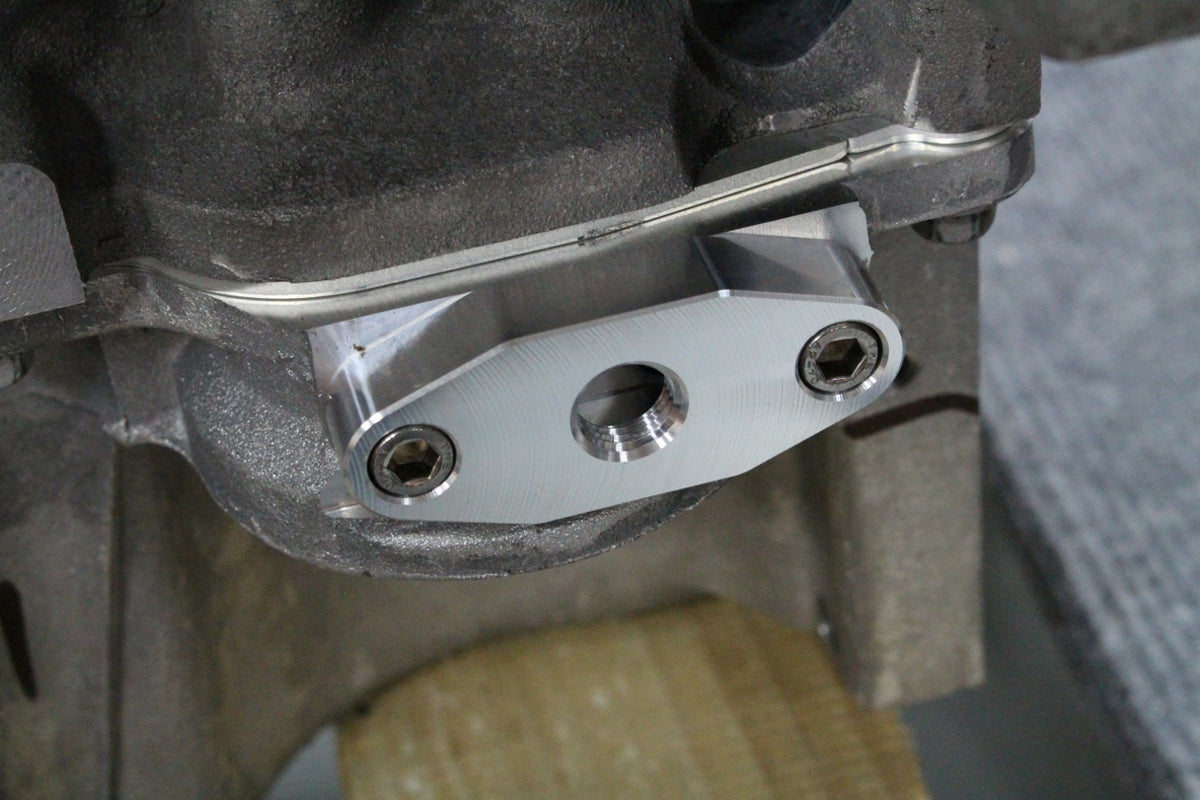 LS1/LS2/LS3/LS6 LSX OIL PAN PORT 1/4" NPT BILLET OIL SUPPLY ADAPTER PLATE